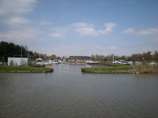 Einfahrt in Jachthäfen ist schmal, damit der Sog der Schifffahrt nicht für Unruhe sorgt