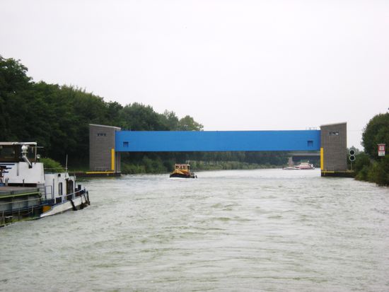 Ein Sperrtor. Bricht ein Kanal irgendwo ein, werden vor und nach der Bruchstelle die Sperrtore geschlossen. So kann nicht der ganze Kanal leerlaufen.