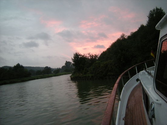 Übernachtung im Kanal ist wegen des Sogs der Berufsschifffahrt nicht immer angenehm.