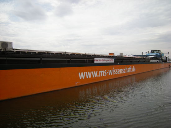 ... unterwegs als MS Wissenschaft
http://www.ausstellungsschiff.de/index_2.htm