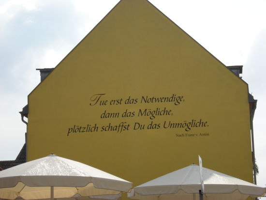 Templin, die Perle der Uckermark ist die Heimat von Angela Merkel. Ob man diesen Spruch extra ihretwegen an die Hauswand gepinselt hat?