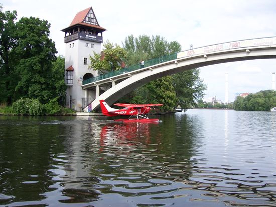 ein Wasserflugzeug landet zwischen den Booten