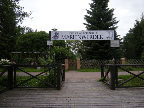 wir legen uns an den Steiger des Ausflugsschiffes