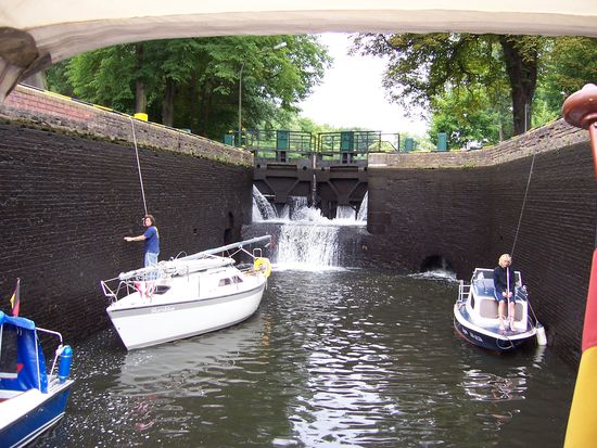 viel Verkehr und in der Schleusenwand keine Poller