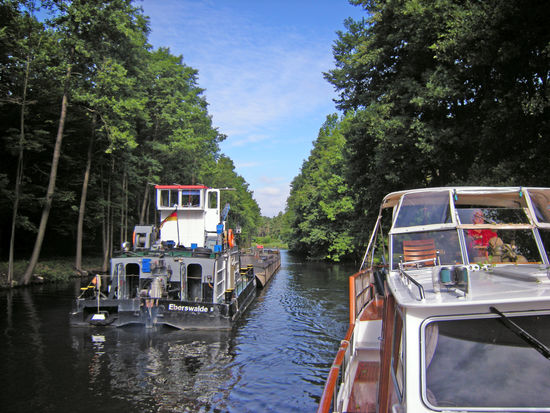 es wird eng, wenn man einem Arbeitsboot begegnet