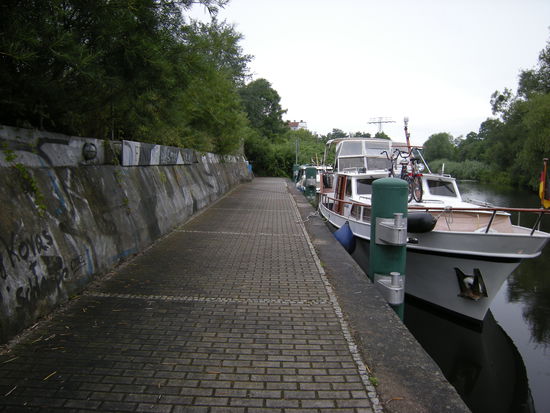 Finow-Park
auf der Mauer keine Poller, dafür Dalben davor
Strom, Wasser und Fäkalien-Automaten
