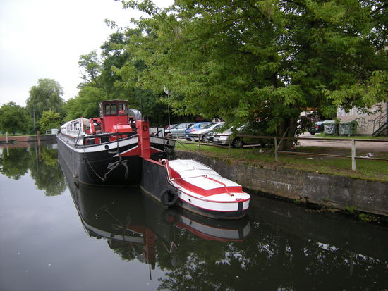 die Anneliese mit Bugsierboot