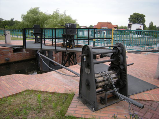 die Schleusen wurden erneuert, die Bedienung ist weiterhin nostalgisch