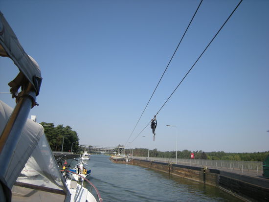 mit dieser Zugvorrichtung wird der Leichter aus der Kammer gezogen