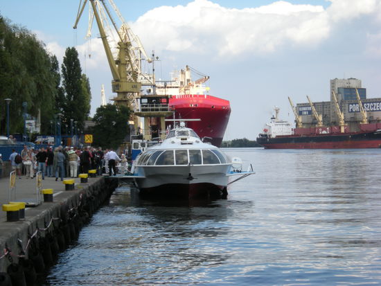 Hafen Stettin - hinter uns legt ein Tragflächenboot an