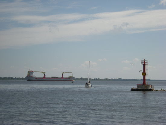 draußen fahren Seeschiffe nach Stettin