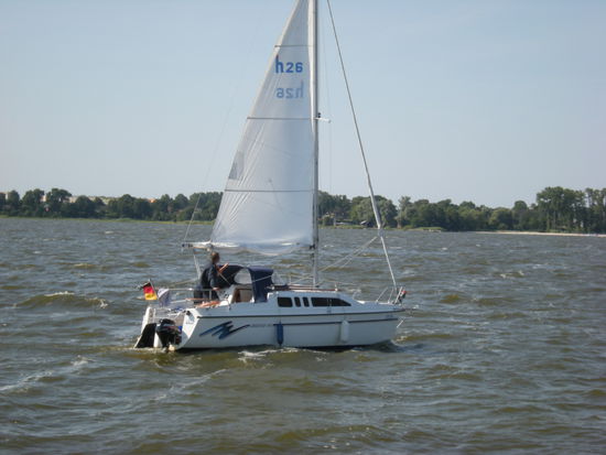 Segler reffen das Großsegel