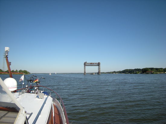 die ehemalige Eisenbahnbrücke markiert die Einfahrt vom kleinen Haff in die Peene