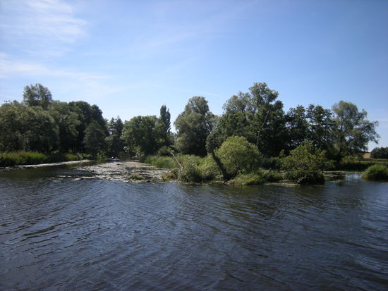 vom Fluss gehen Torfstiche ab, die heute teilweise geschlossen wurden