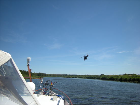 der Heli flog zweimal nur einige Meter über uns hinweg