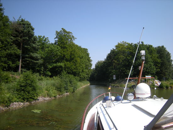 recht unscheinbar der Abzweig zum See