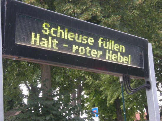 in den Automatikschleusen ist ein Display, das genau anzeigt was gerade passiert