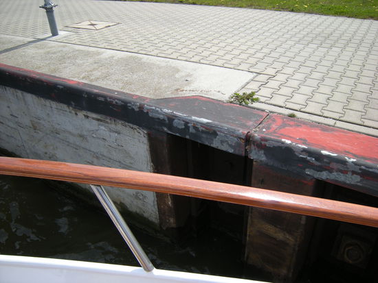 Spundwände am Halteplatz der Sportschifffahrt und direkt davor schöne glatte Wände für die Berufsschifffahrt