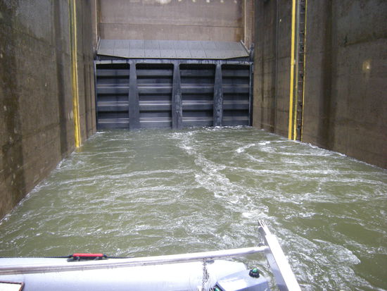 in einer Sparschleuse kommt das Wasser heftig