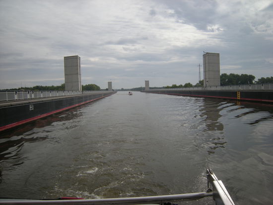 er darf nur im Einbahnverkehr befahren werden