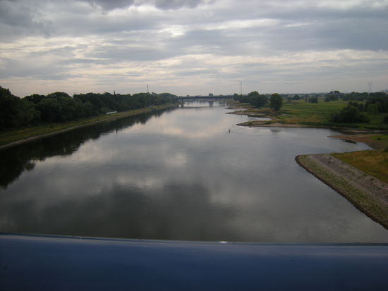 Blick von der Kanalbrücke auf die Elbe