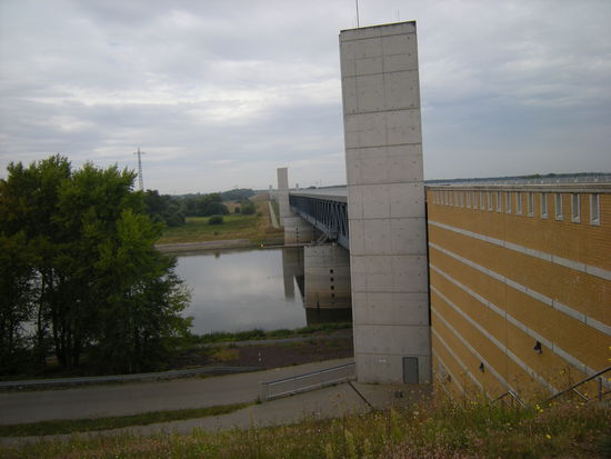 Blick von der Kanalbrücke runter zur Elbe