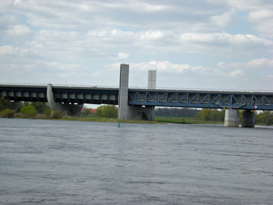 wir fahren unter der Brücke durch