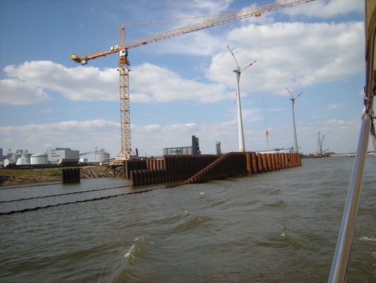 eine Schleuse wird gebaut um den Hafen vom Wasserstand der Elbe unabhängig zu machen