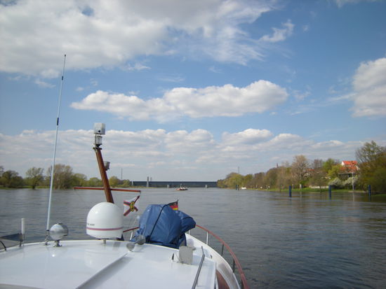 vor uns die Kanalbrücke