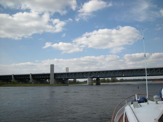 die Kanalbrücke überspannt die Elbe