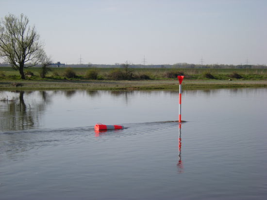 die Betonnung der Elbe unterscheidet sich von anderen Flüssen