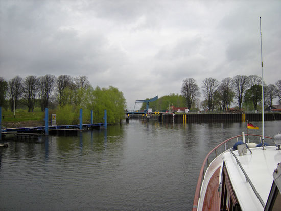 vor uns die erste Schleuse in die Elde