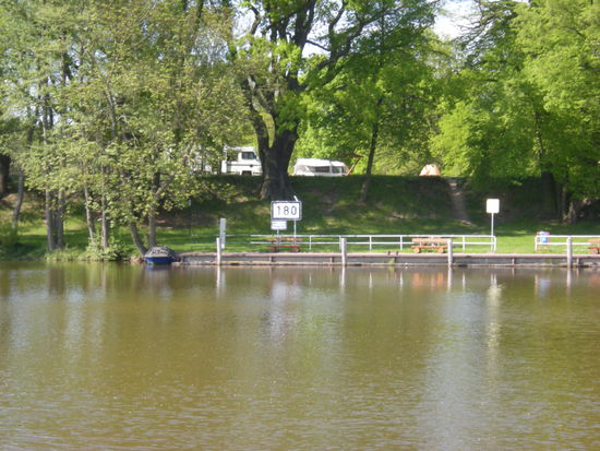 hier beginnt die Elde und fließt dann durch die Mecklenburger Seenplatte.
