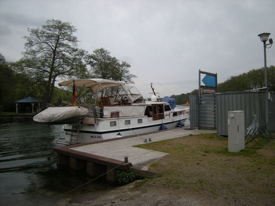 beim Tanken im Lenzer Hafen