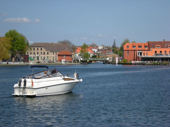 warten auf die Drehbrücke in Malchow