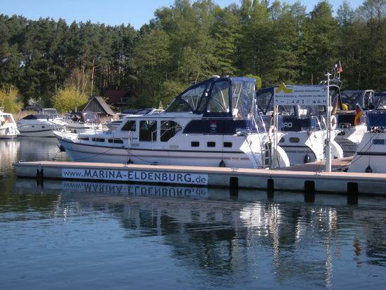 Marina Eldenburg mit Gelbe Wellen Anleger