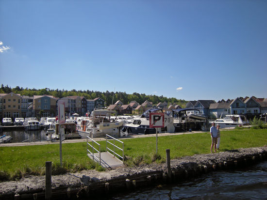 Hafendorf und Marina Wolfsbruch mit Charterstation