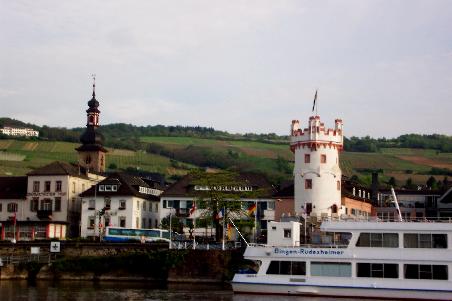Rüdesheim hat einen großen Hafen, doch es ist ein ganz ordentlicher Fußmarsch bis in die Stadt