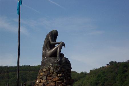 Die Lorelei
Ich weiß nicht, was soll es bedeuten,
dass ich so traurig bin,
ein Märchen aus uralten Zeiten,
das kommt mir nicht aus dem Sinn.
Die Luft ist kühl und es dunkelt,
und ruhig fließt der Rhein,
der Gipfel des Berges funkelt
im Abendsonnenschein.
Die schönste Jungfrau sitzet
dort oben wunderbar,
ihr goldenes Geschmeide blitzet,
sie kämmt ihr goldenes Haar.
Sie kämmt es mit goldenem Kamme
und singt ein Lied dabei;
das hat eine wundersame,
gewaltige Melodei.
Den Schiffer im kleinen Schiffe
ergreift es mit wildem Weh;
er schaut nicht die Felsenriffe,
er schaut nur hinauf in die Höh.
Ich glaube, die Wellen verschlingen
am Ende Schiffer und Kahn;
und das hat mit ihrem Singen
die Lorelei getan.