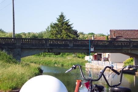 bei dem Schild an der Brücke steigt das Adrenalin. Die Höhe stimmt nicht.