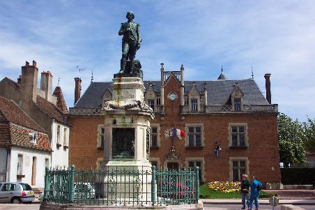 1788 kam der Leutnant zweiter Klasse, Napoleon Bonaparte, in die Garnisonstadt Auxonne. Zur Demonstration seiner Allgegenwärtigkeit steht der Kaiser versteinert vor dem Hotel de Ville.