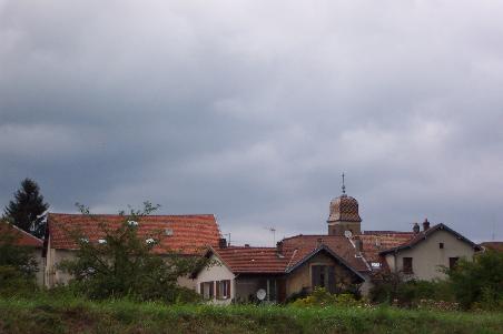 ein typischer Kirchturm der Franche-Comté mit bunten, glasierten Ziegeln