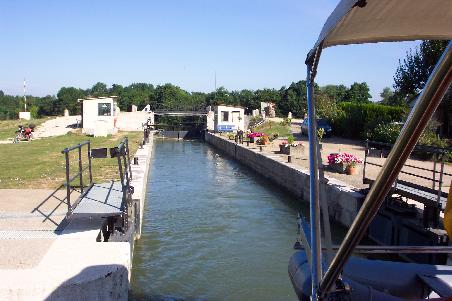 wir verlassen jetzt die Schleuse 74, sie ist für uns die erste Schleuse in den Doubs/Rhein-Rhône-Kanal