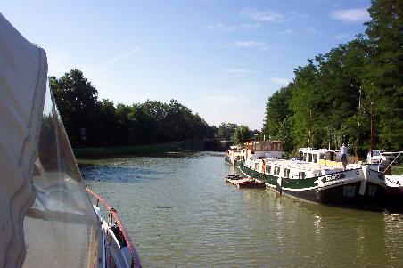 die Stauhaltung oberhalb wird als Hafen benutzt, hauptsächlich für sehr große Boote