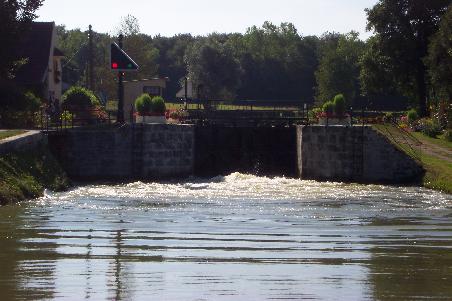 schnell wird die Schleuse geleert, damit wir weiter können