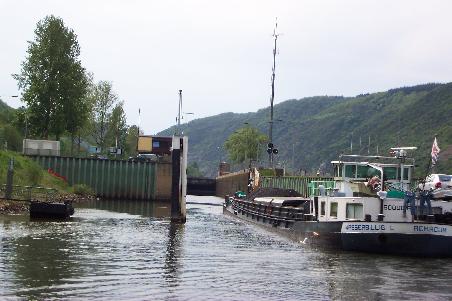 Einfahren in eine Schleuse