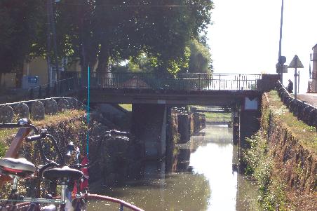 steht so ein Schild an der Brücke, wird's brenzlig > die Höhe stimmt nicht
