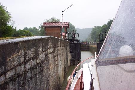 eine Doppelschleuse
man fährt von einer Schleuse ohne Stauhaltung in die nächste