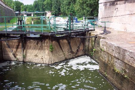 von der Schleuse blickt man in den Hafen Besancon, derzeit ist sie außer Betrieb