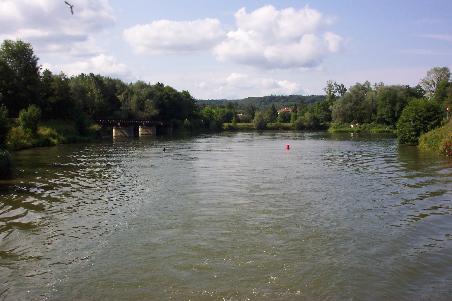 eine Luftaufnahme würde besser zeigen, wie der Doubs den Kanal durchquert